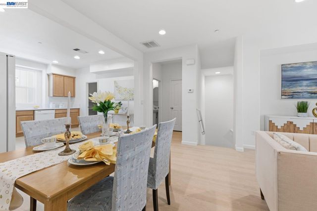 6677 S Mariposa Ln, Dublin, CA 94568