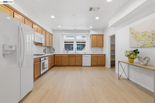 6677 S Mariposa Ln, Dublin, CA 94568