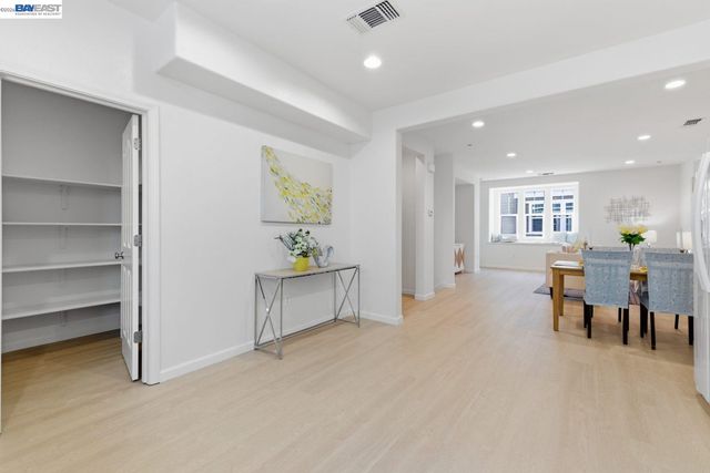6677 S Mariposa Ln, Dublin, CA 94568