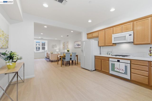 6677 S Mariposa Ln, Dublin, CA 94568