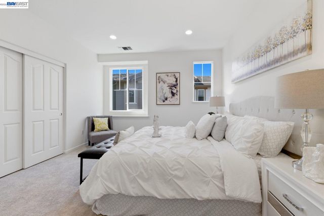 6677 S Mariposa Ln, Dublin, CA 94568