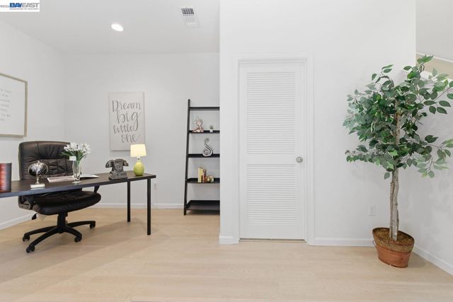 6677 S Mariposa Ln, Dublin, CA 94568