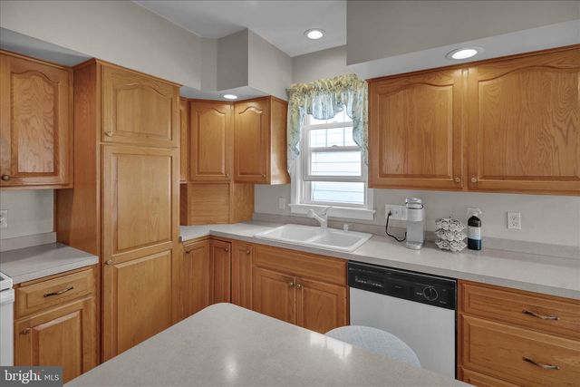 6 W MAPLE AVE, Myerstown, PA 17067