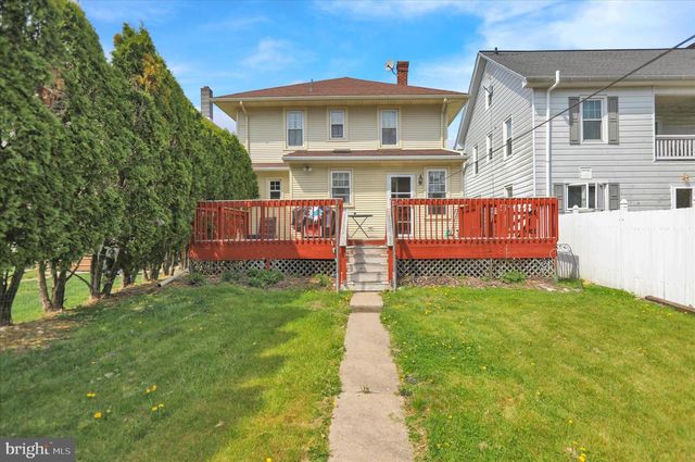 6 W MAPLE AVE, Myerstown, PA 17067