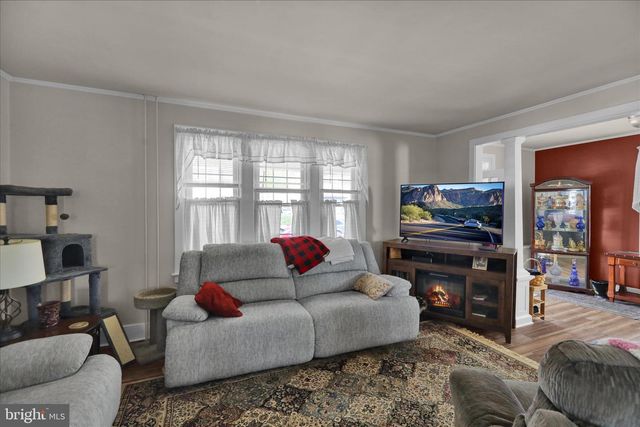 6 W MAPLE AVE, Myerstown, PA 17067