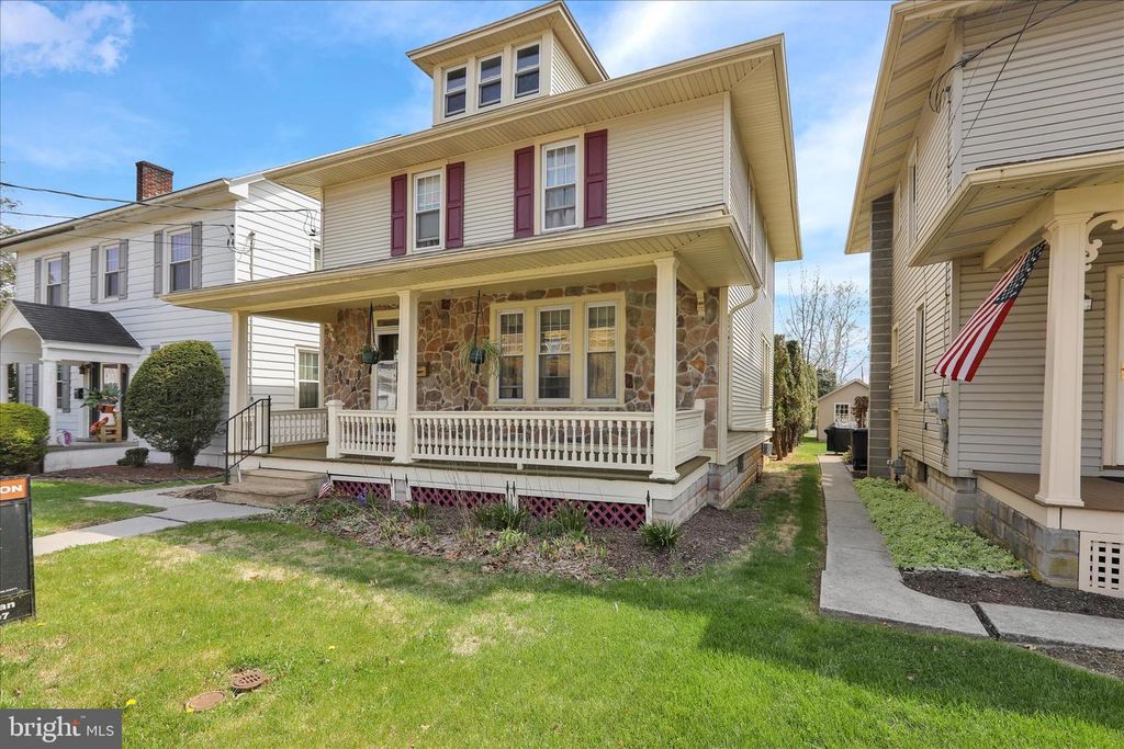 6 W MAPLE AVE, Myerstown, PA 17067