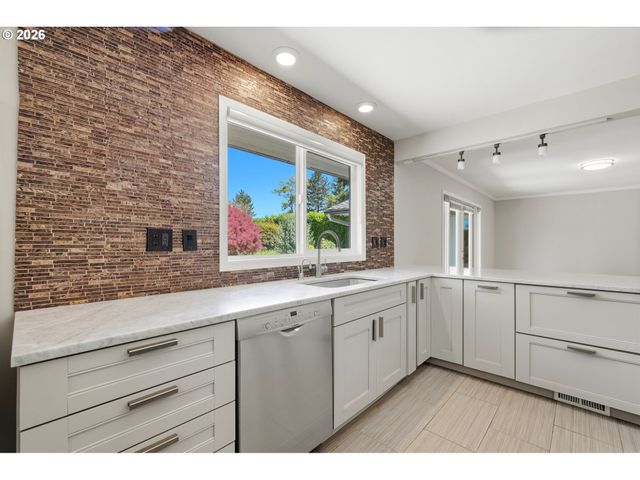 10495 Sw Melnore St, Portland, OR 97225