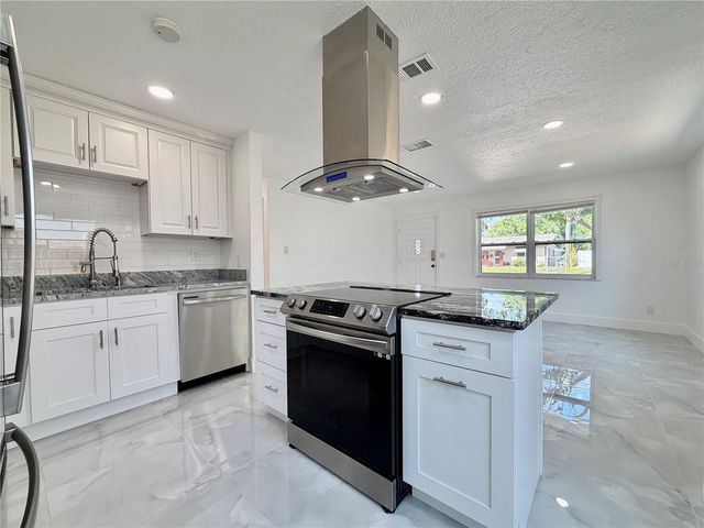 166 SW LINCOLN CIRCLE N, St Petersburg, FL 33703