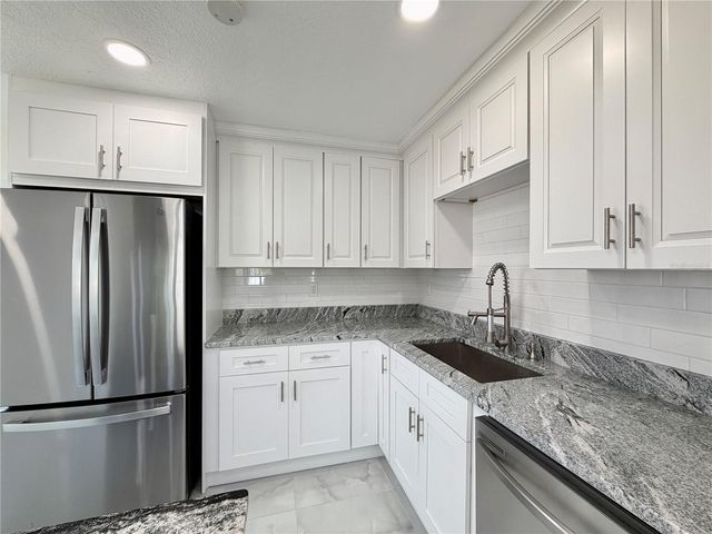 166 SW LINCOLN CIRCLE N, St Petersburg, FL 33703