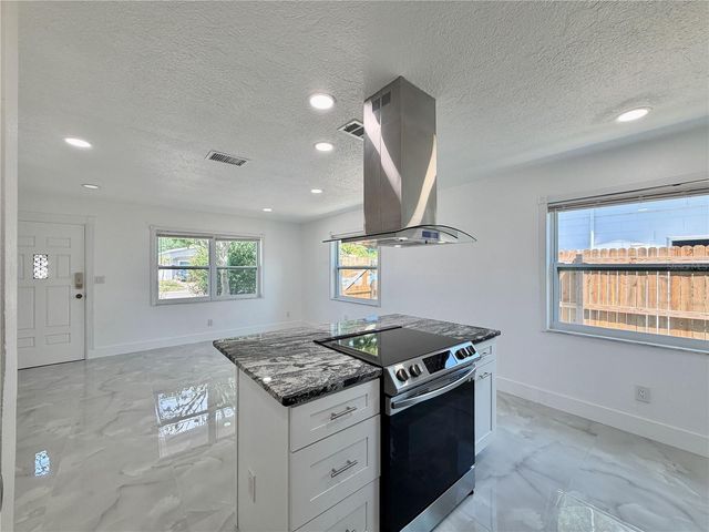 166 SW LINCOLN CIRCLE N, St Petersburg, FL 33703