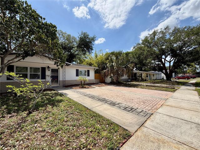 166 SW LINCOLN CIRCLE N, St Petersburg, FL 33703