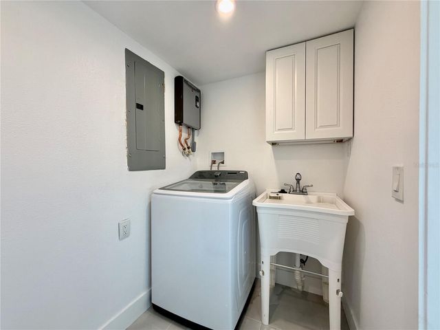 166 SW LINCOLN CIRCLE N, St Petersburg, FL 33703