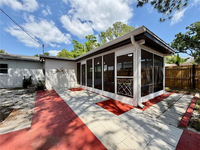 166 SW LINCOLN CIRCLE N, St Petersburg, FL 33703