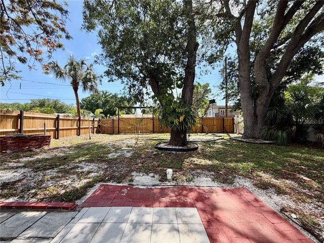 166 SW LINCOLN CIRCLE N, St Petersburg, FL 33703
