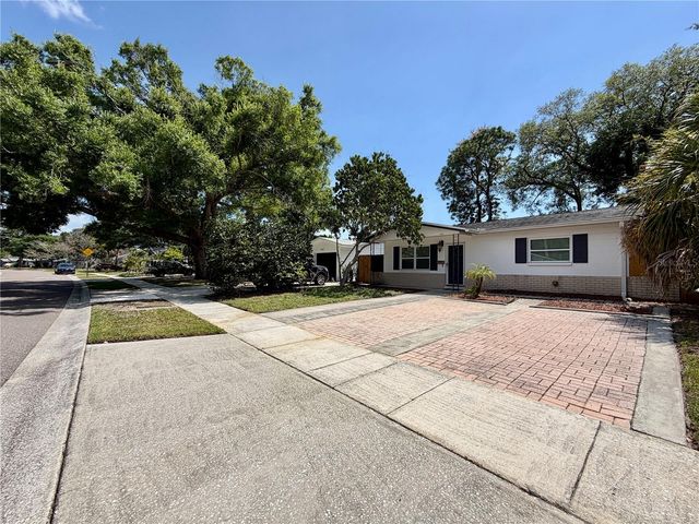 166 SW LINCOLN CIRCLE N, St Petersburg, FL 33703