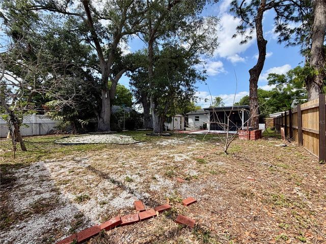 166 SW LINCOLN CIRCLE N, St Petersburg, FL 33703
