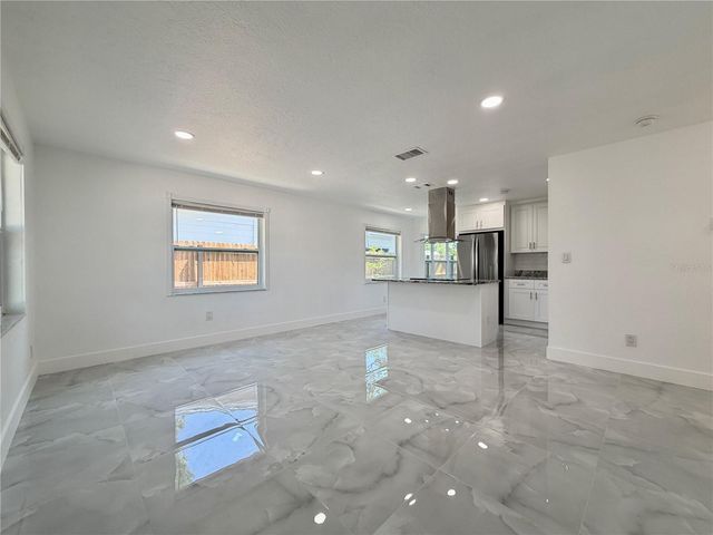 166 SW LINCOLN CIRCLE N, St Petersburg, FL 33703