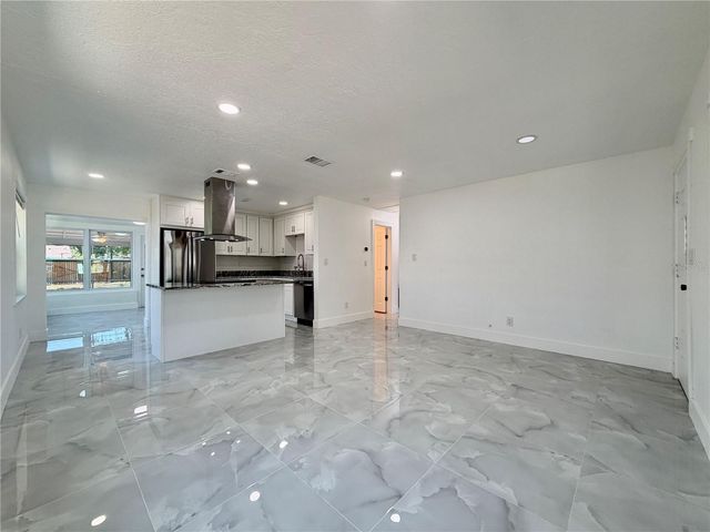 166 SW LINCOLN CIRCLE N, St Petersburg, FL 33703