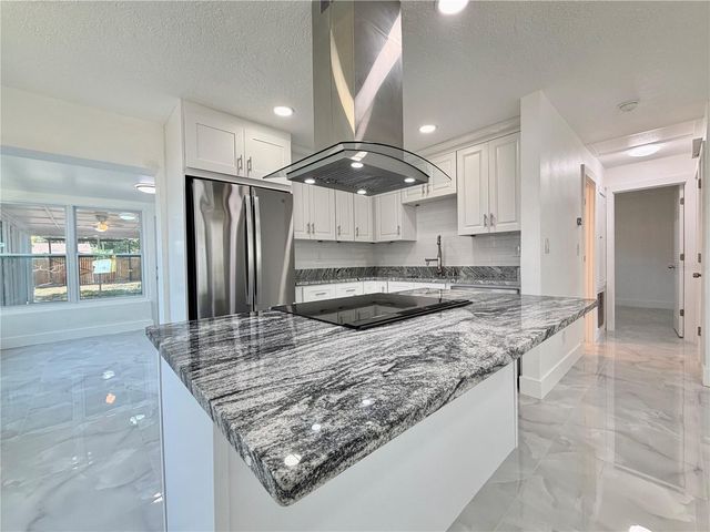 166 SW LINCOLN CIRCLE N, St Petersburg, FL 33703