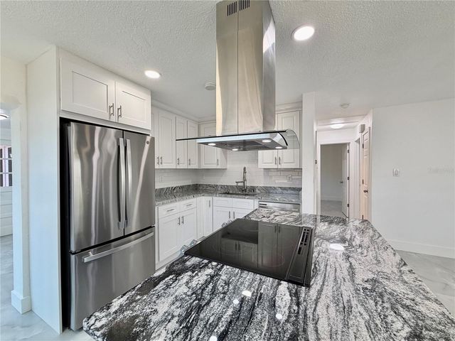 166 SW LINCOLN CIRCLE N, St Petersburg, FL 33703