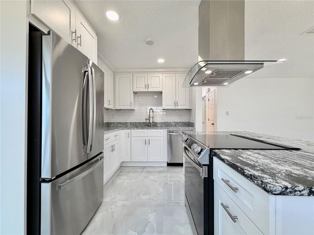 166 SW LINCOLN CIRCLE N, St Petersburg, FL 33703