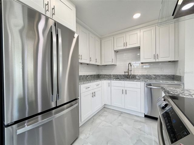 166 SW LINCOLN CIRCLE N, St Petersburg, FL 33703