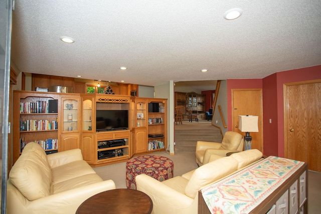 601 Sterling Street S, Maplewood, MN 55119