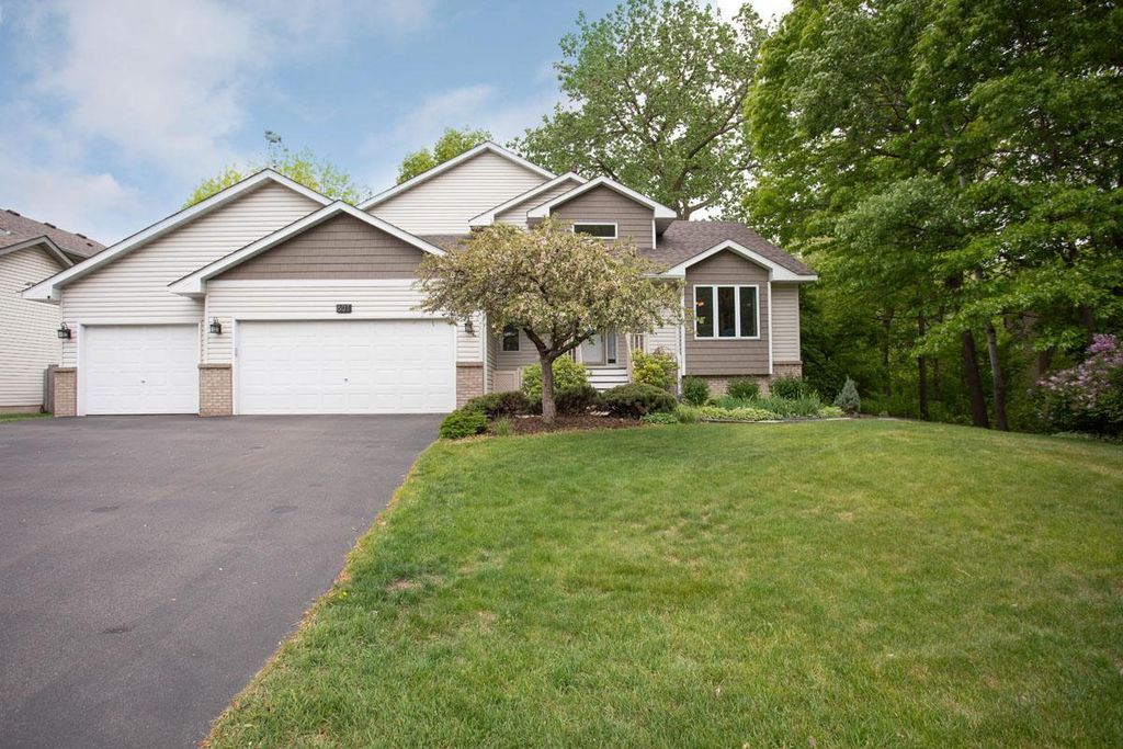 601 Sterling Street S, Maplewood, MN 55119