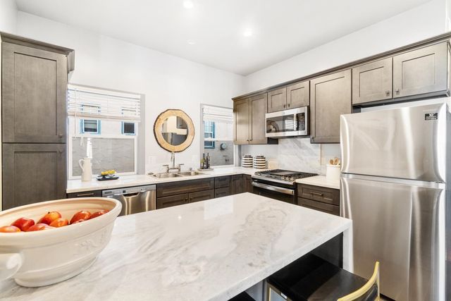 548 37th St, Oakland, CA 94609