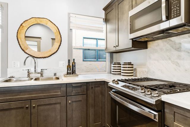 548 37th St, Oakland, CA 94609