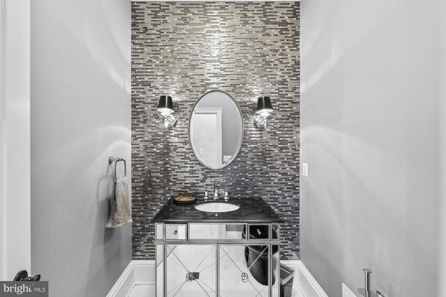 8305 FOX HAVEN DR, Mclean, VA 22102