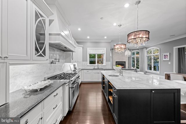 8305 FOX HAVEN DR, Mclean, VA 22102