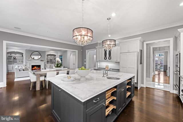 8305 FOX HAVEN DR, Mclean, VA 22102