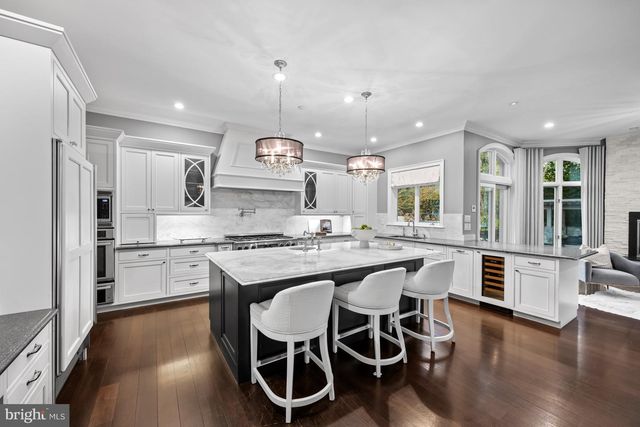 8305 FOX HAVEN DR, Mclean, VA 22102