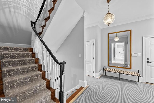 8305 FOX HAVEN DR, Mclean, VA 22102