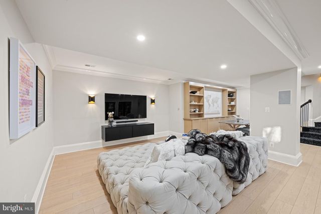 8305 FOX HAVEN DR, Mclean, VA 22102