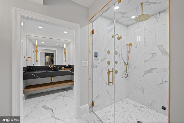 8305 FOX HAVEN DR, Mclean, VA 22102