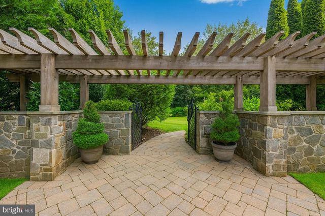 8305 FOX HAVEN DR, Mclean, VA 22102