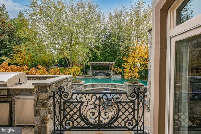 8305 FOX HAVEN DR, Mclean, VA 22102