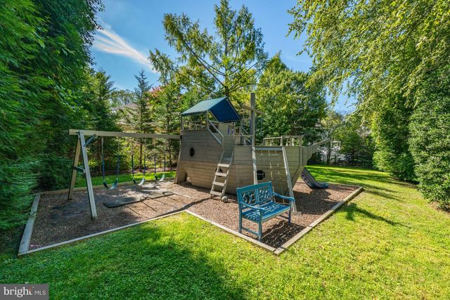 8305 FOX HAVEN DR, Mclean, VA 22102