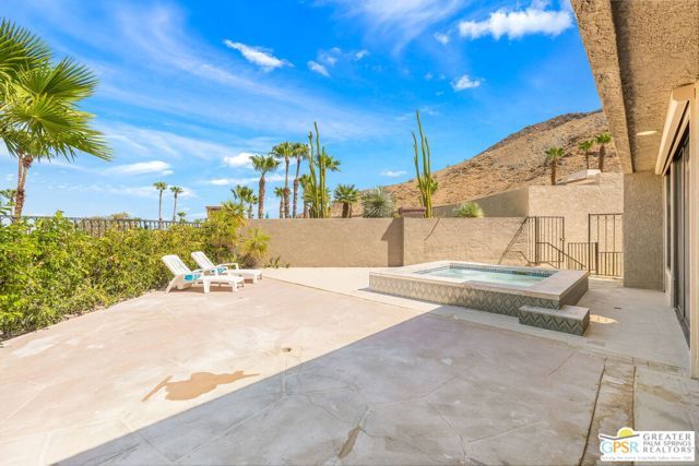 33 N Mirage Cove Drive, Rancho Mirage, CA 92270