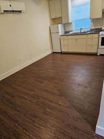 219 S Robinson ST A, Taylor, TX 76574