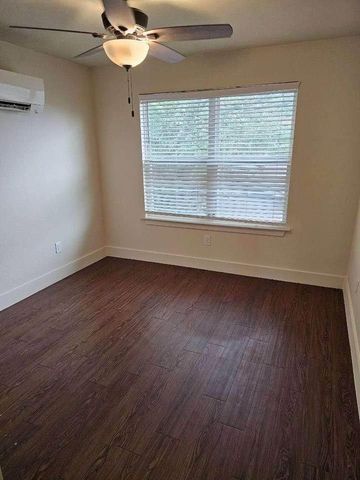 219 S Robinson ST A, Taylor, TX 76574