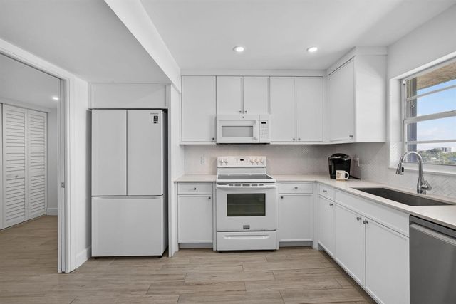 801 Lake Shore Drive 716, Lake Park, FL 33403