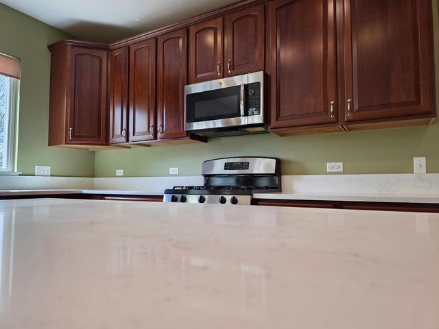 1575 McClellan Drive, Lindenhurst, IL 60046