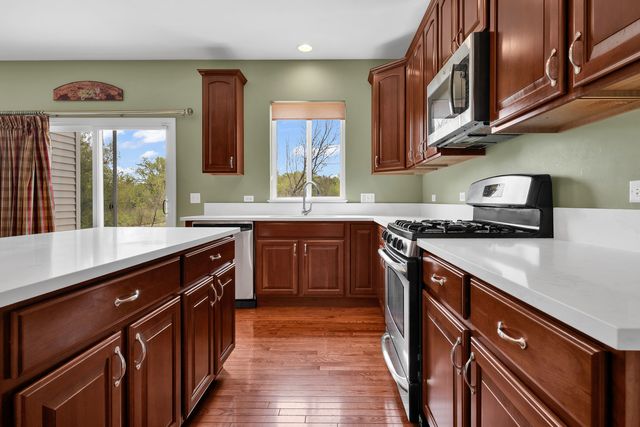 1575 McClellan Drive, Lindenhurst, IL 60046