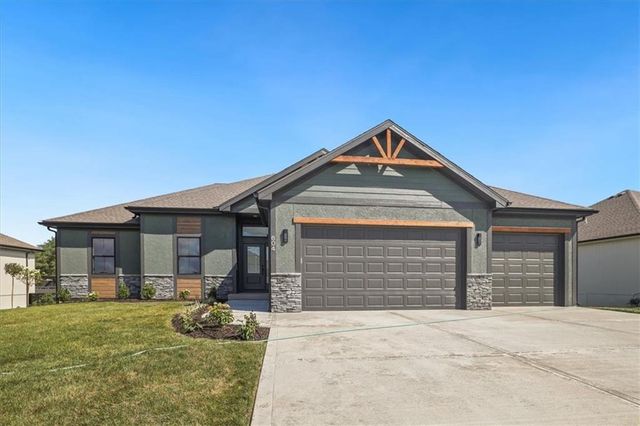 604 Blackhawke Drive, Smithville, MO 64089