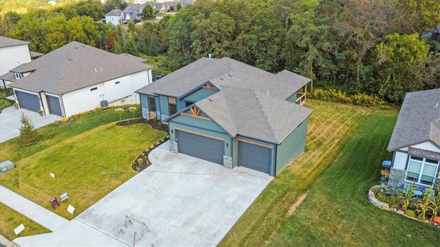 604 Blackhawke Drive, Smithville, MO 64089