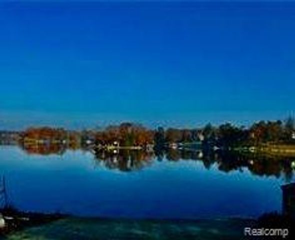 10418 KING Road, Springfield Twp, MI 48350