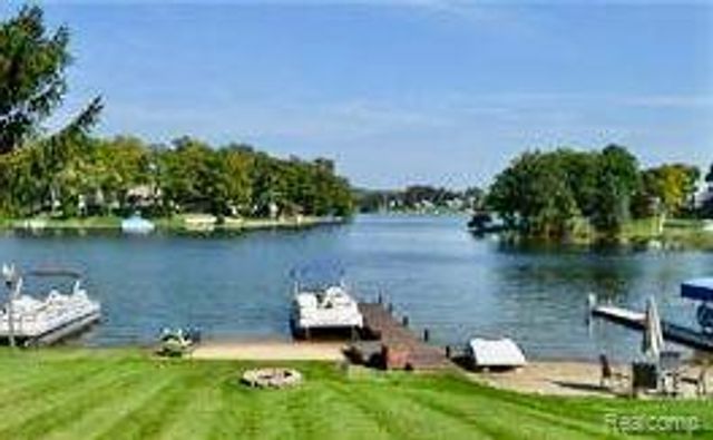 10418 KING Road, Springfield Twp, MI 48350